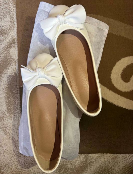 Balerini albi cu fundă albă comozi şi eleganţi