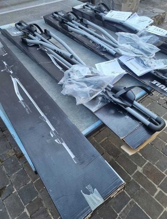 Bare Portbagaj Auto Thule și 4 Suporți Transport Bicicletă Universal Thule. La pachet/separat.