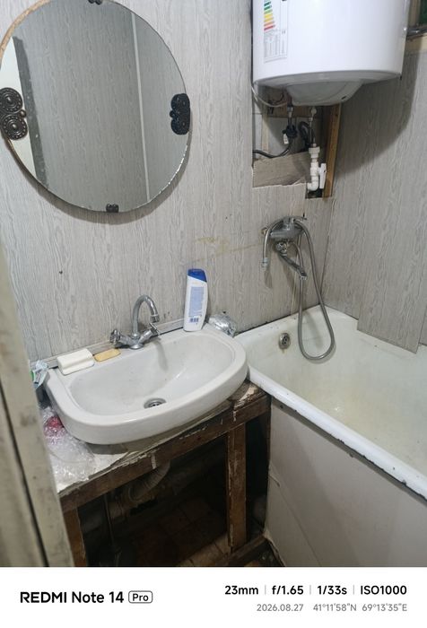Kvartera qizlar va oyla uch