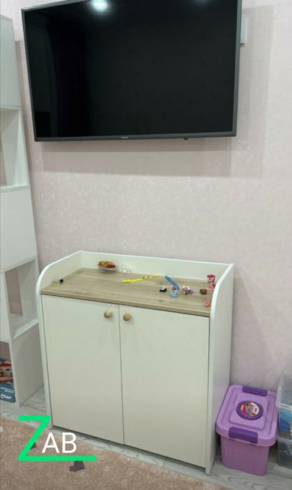 Комод для одежды и игрушек с двумя распашными дверками.