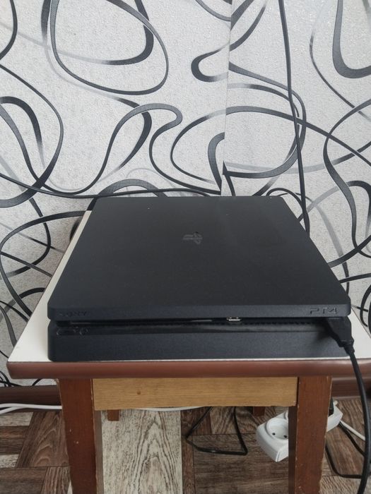 Продаю ps 4 slim,1 терабайт
