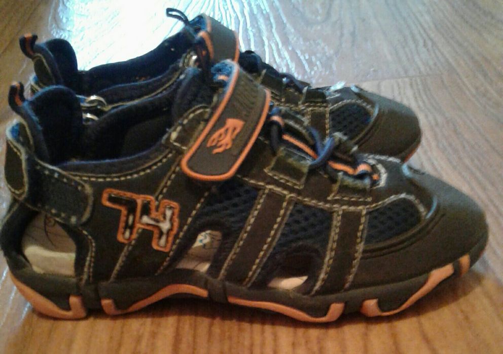 Продам детскую обувь