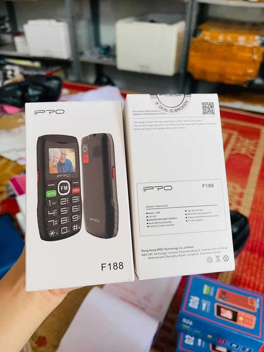 Мобилен телефон за възрастни две SIM карти големи клавиши, меню на Български, SOS бутон, Bluetooth фенерче, радио, черен