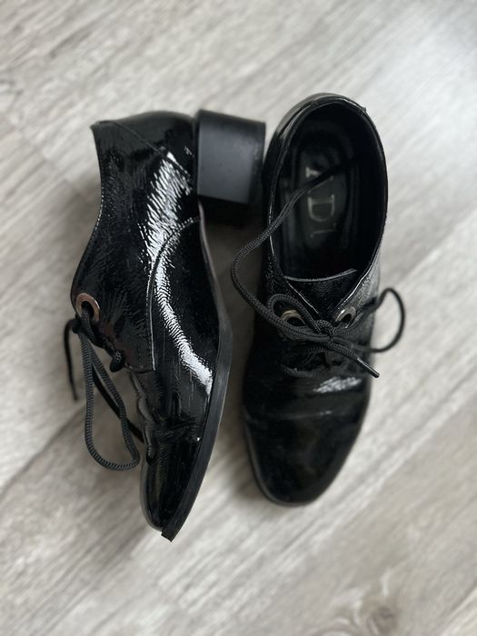 Дамски лачени обувки