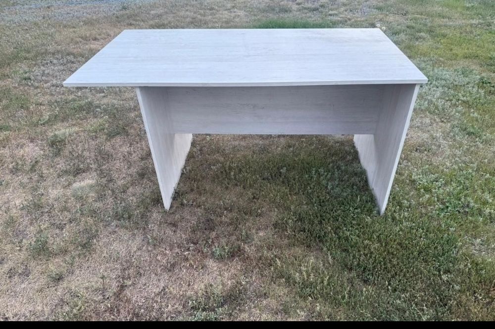 Продаётся детская кроватка и 2 стола