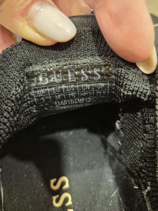 Продават се оригинални обувки GUESS