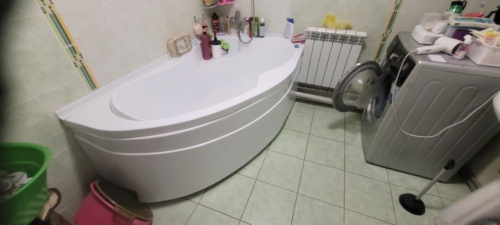 Продам угловую ванну