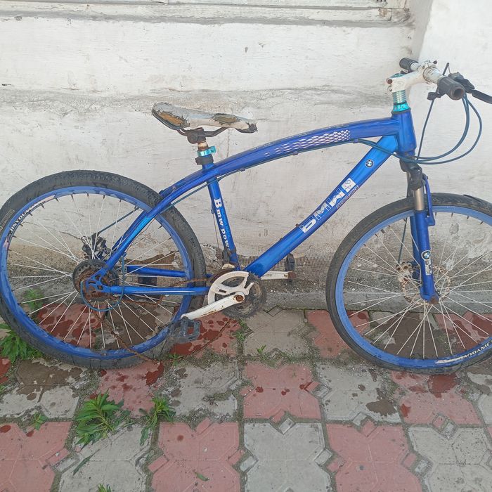 Продам сини велик 15000 тг а черный велик за 20000 тг