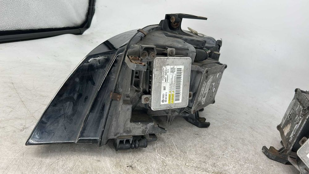 Far stanga/dreapta cu xenon Audi A4 B8 an 2010