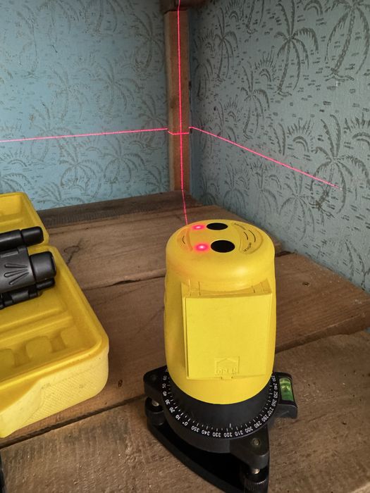 Trusă Nivelă Laser (Linii în cruce) cu Trepied și Ochelari - Funcțională