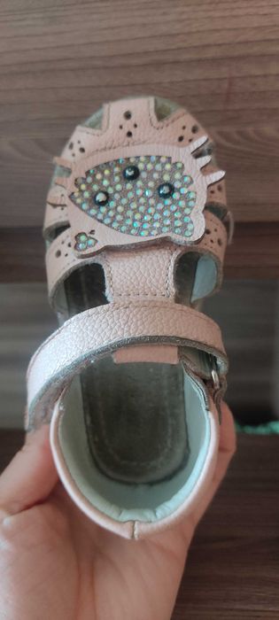 Продам обувь (кожаные сандали-босоножки) для девочки.