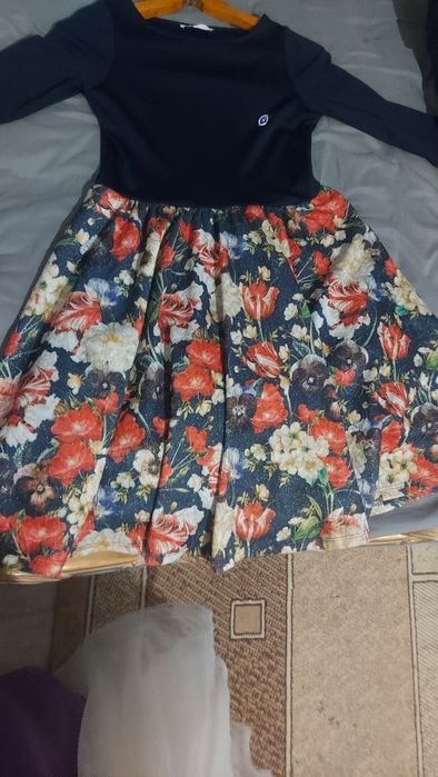 Продам платья для девочки 5-6 лет и 13-14 лет