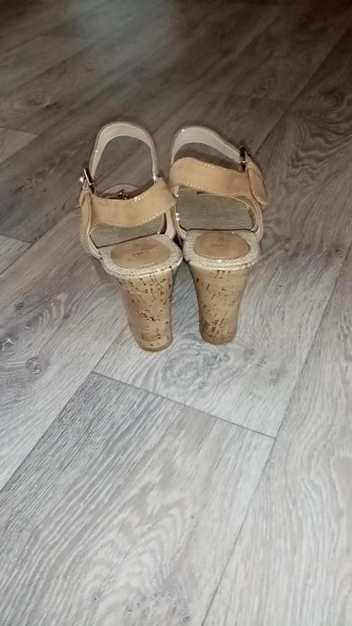 Продам босоножки