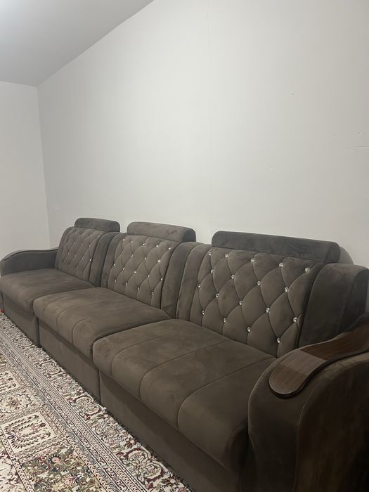 Диван гостинный.