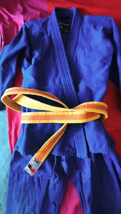 Vând 2 Kimonouri Judo copii sinunul pentru adulti