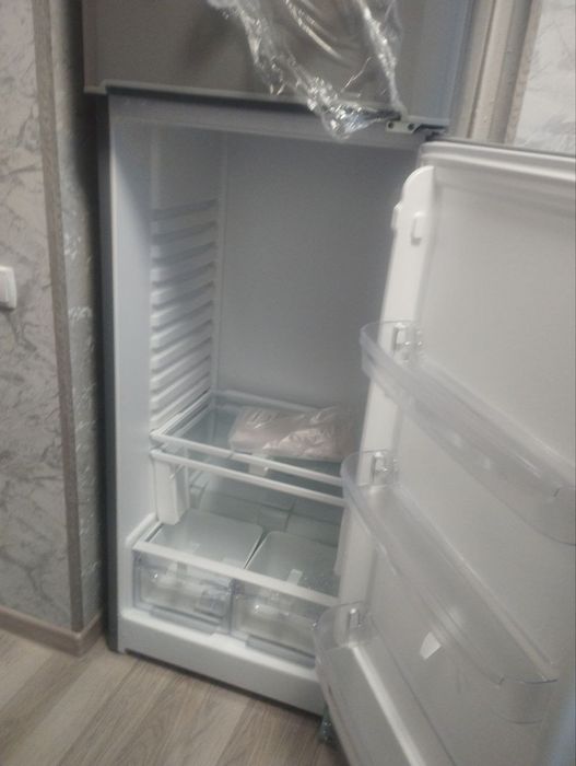 Холодильник Indesit новый. Цвет металлик высота 1.80