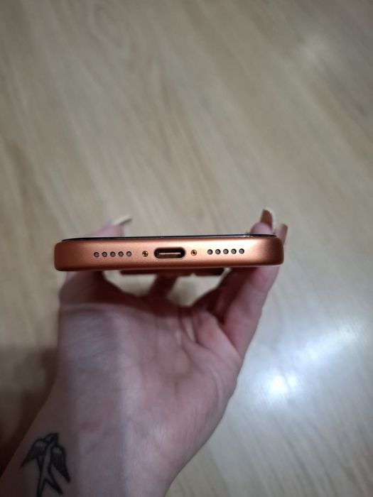 Продавам Айфон 17 про 256GB в отлично състояние и много видове калъфи към него с две години гаранция от Технополис