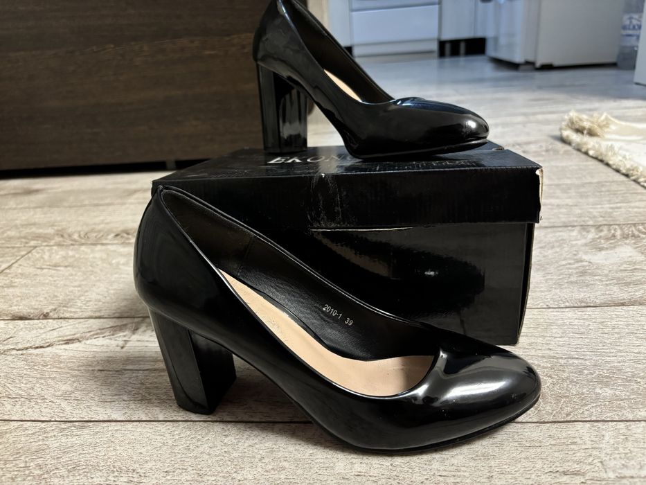 Продам туфли лакированные