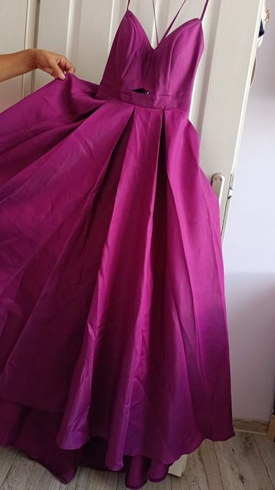 Официални рокли.