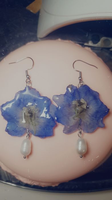 Обеци и колие от истински цветя , стомана ,смола и перли