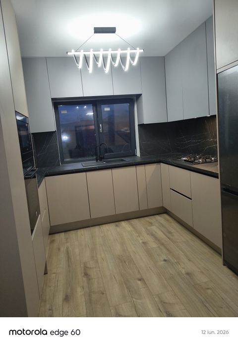 Mobilă la comandă pentru Bucătări Dormitoare Living Dressing Băi Holur