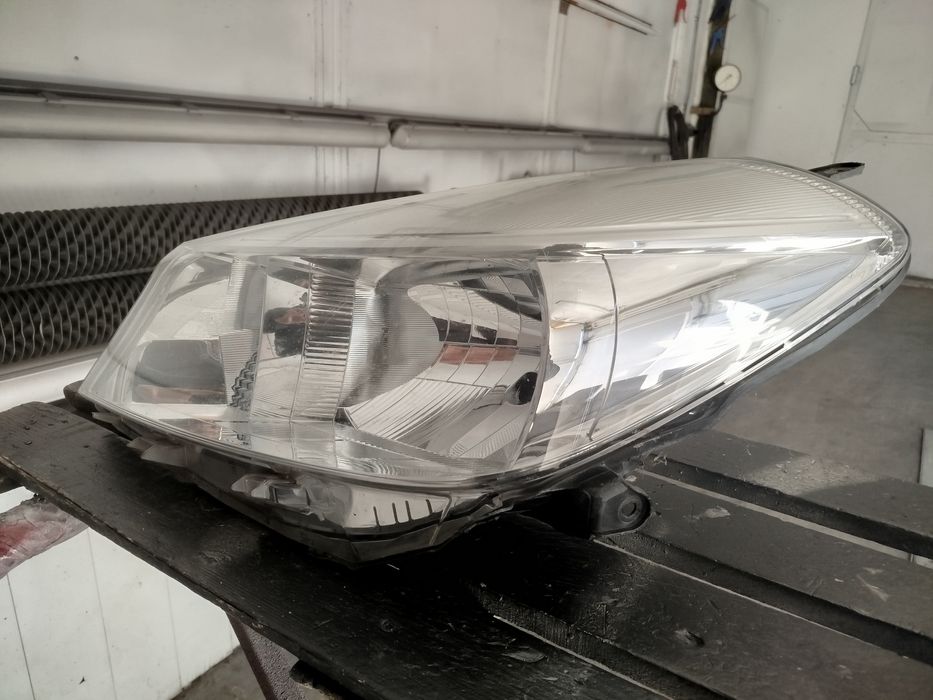 Продавам десен фар за Тойота Ярис p13