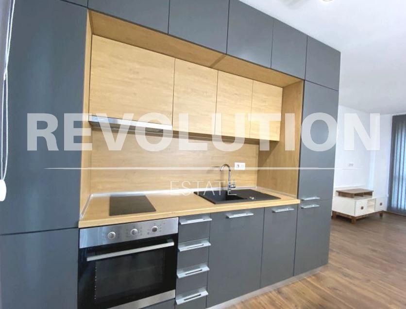 Дава се под наем Тристаен апартамент в Варна, Център - 90 кв.м за 797.64 € - Снимка #1