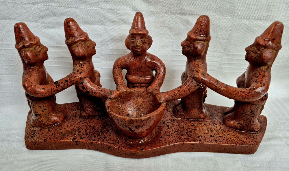 Figurină veche Cercul de Prieteni Tarahumara din lut roșu 30cm, handmade.