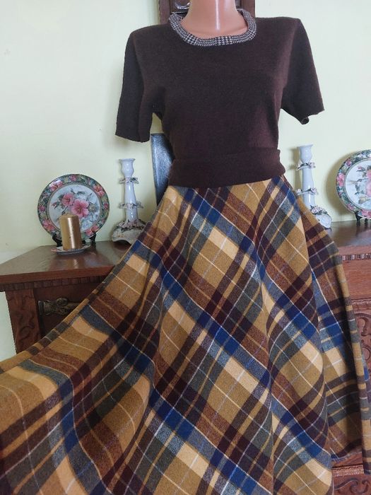 Fusta noua model clos foarte frumoasa, din stofa fina de lana
