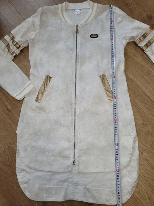 Бяло манто Lucy със златисти акценти