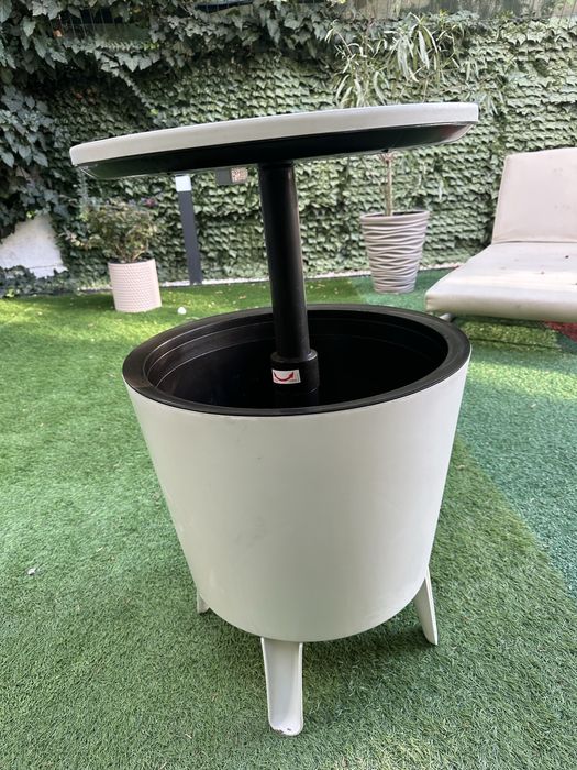 Masa tip minibar cu spatiu depozitare sticle si gheata