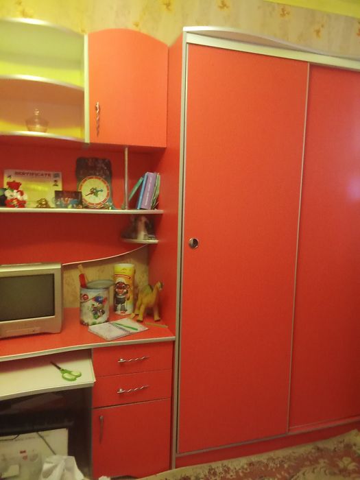 Продаю стенку красную .