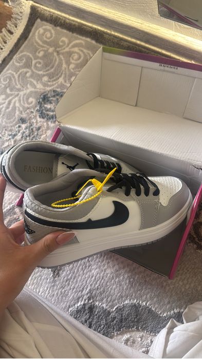 Крассовки  новые подарили размер не подошел