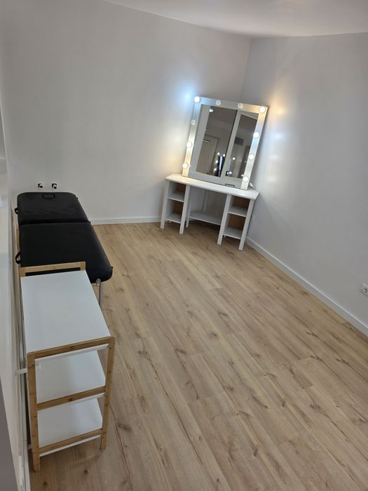 Inchiriez camera separata in salon de infrumusetare.