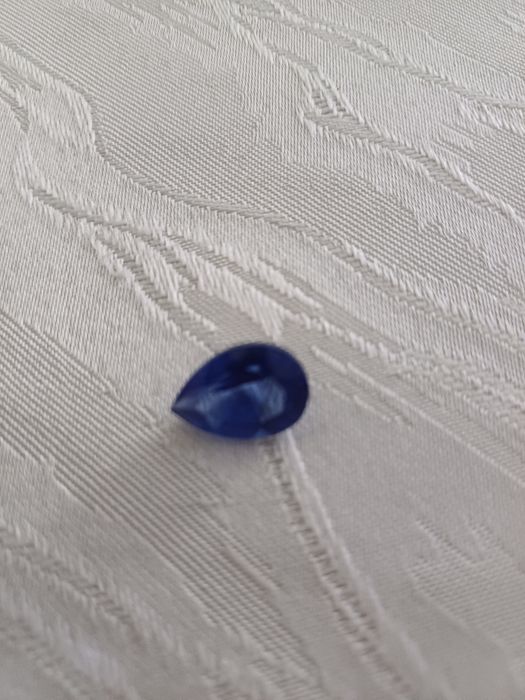 9,50 каратаСертифициран  Танзанит . натурален