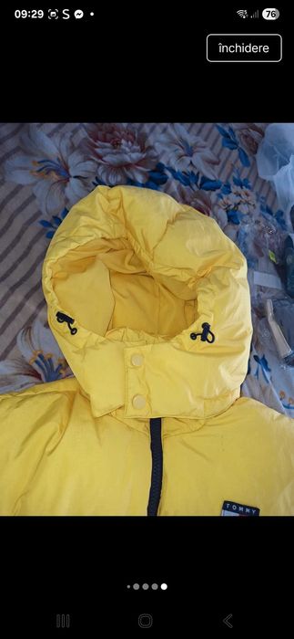 Geaca puffer Tommy  are defeect la maneci se vede in poza