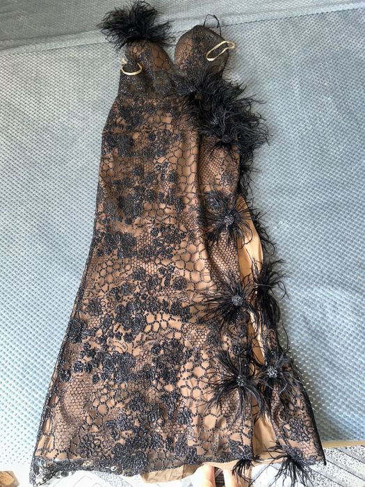 Черна рокля с цветя-200 лв отговаря на размери S/M