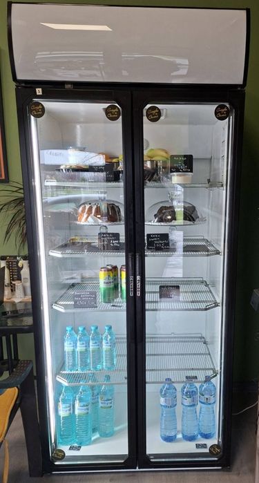 Хладилна витрина с две врати