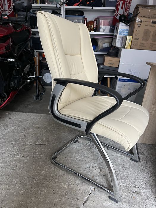 Scaun fotoliu și birou