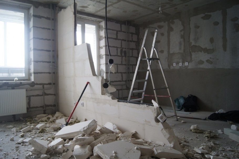 Демонтаж стен перегородки и стяжки