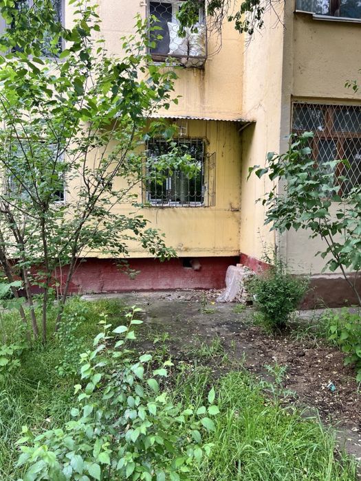 Продаётся Юнусабоде двухкомнатная вдоль дороги метро Туркистан