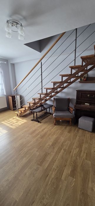 Închiriez apartament la casă zona Grădiște