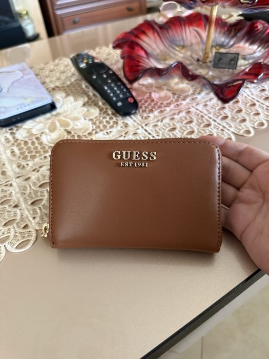 Портфейл Guess,кафяв цвят,идеален за малки/средни чанти