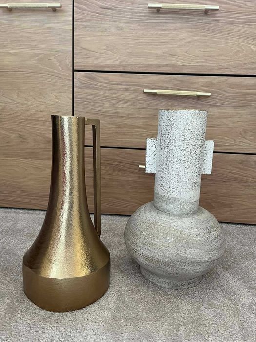 Дизайнерски метални вази