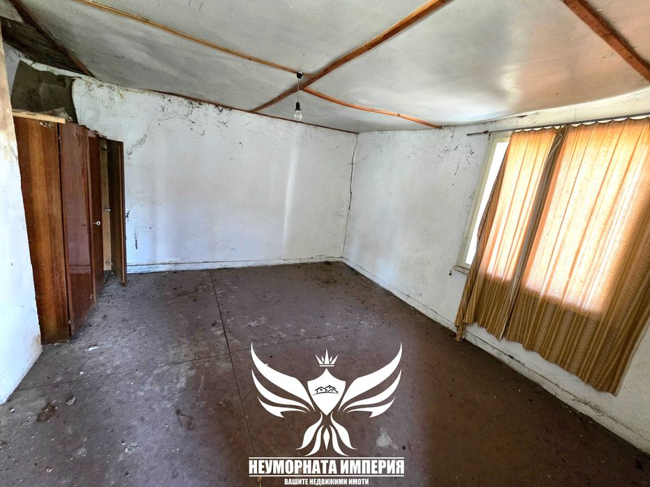 Продавам едноетажна къща с постройки 120РЗП с 997кв двор село Ахматово