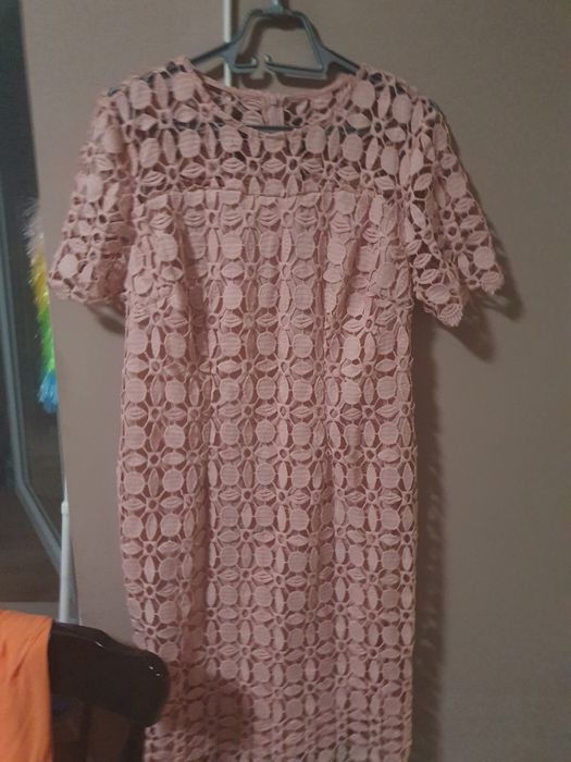 Здравейте, продавам рокля в цвят пепел от рози