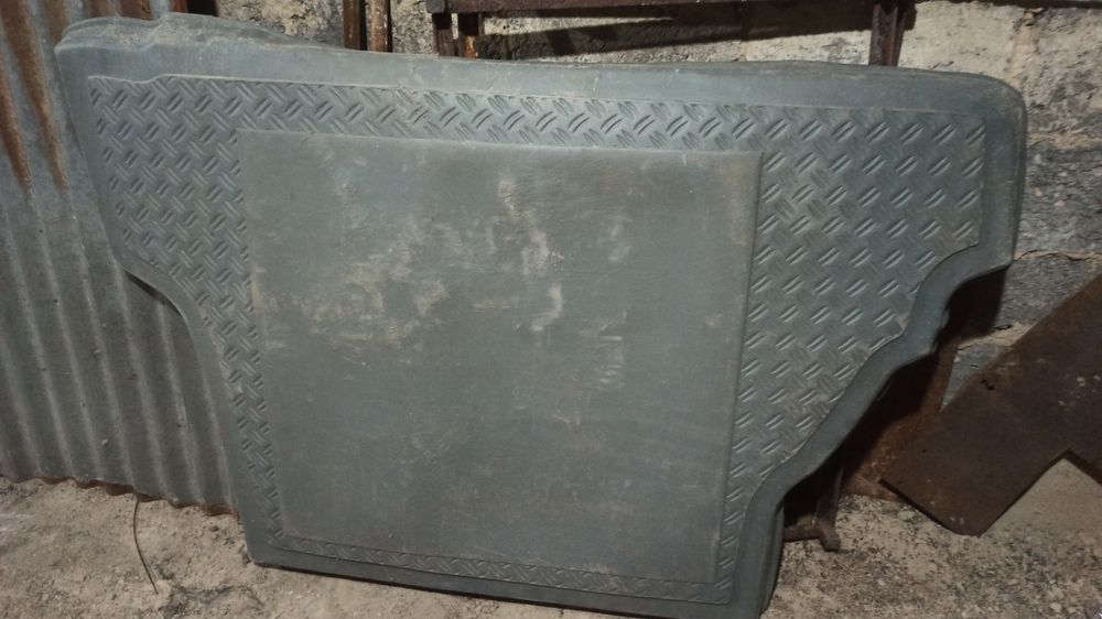 Полик багажник на Мазду