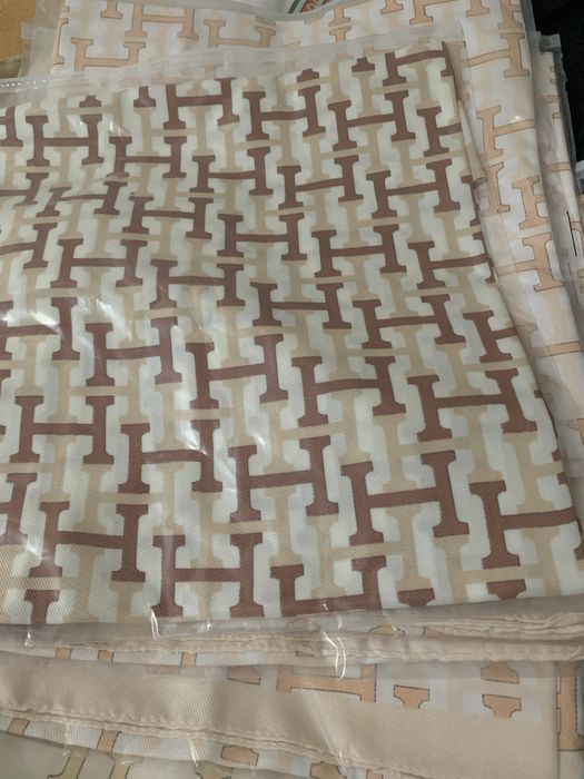 Кепки с орнаментом, платки