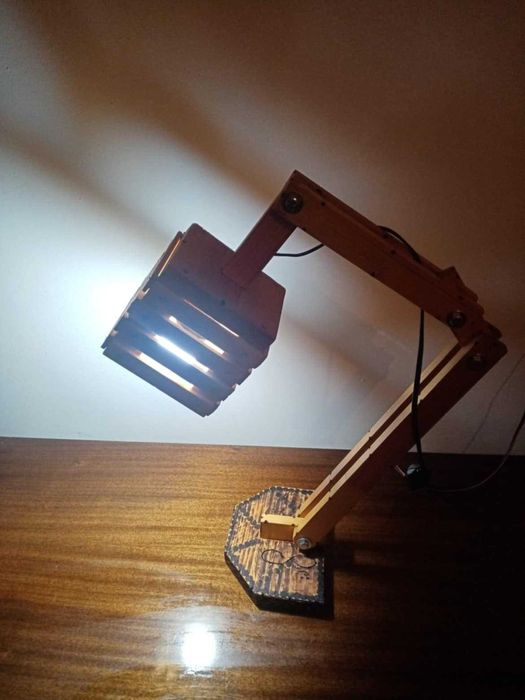 Настолна лампа от дърво