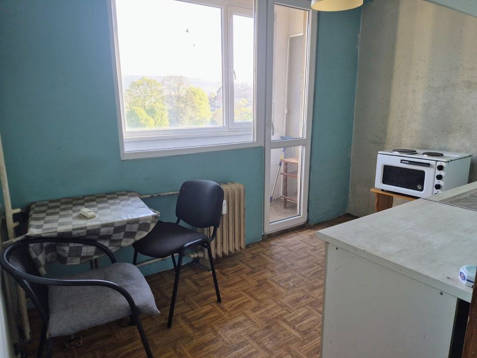 Продава се 2-ст. апартамент в саниран блок в жк. Димова махала, гр. Перник